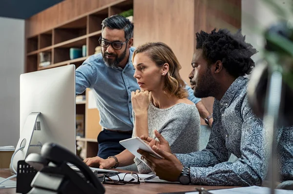depositphotos_222797118-stock-photo-focused-businesspeople-discussing-project-while trabajo